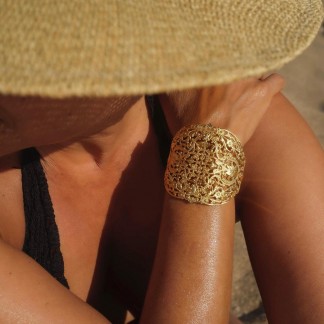 Bangle bracelet with filigree Junon in 24K gold plated brass